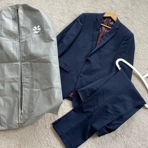 Black brown Mens Italian suit. Size 40T blazer and 32R pans. Navy blue